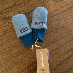 New with tag. 0-3m fleece mittens